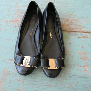 SALVATORE FERRAGAMO BLACK LEATHER STUDDED BOW FLATS VARINA SZ 7.5C